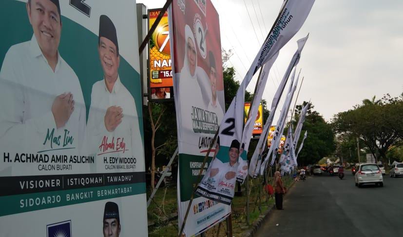 APK resmi dikeluarkan KPU Kabupaten Sidoarjo bergambar Paslon Pilkada 2024 mulai digebyar, dipasang di titik wilayah perkotaan maupun pedesaan