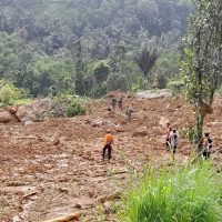 Lanal Tegal Jajaran Koarmada II Kerahkan Pasukan Tanggap Darurat Bantu Korban Bencana Tanah Longsor di Pekalongan