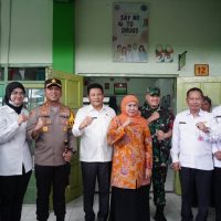 Plt. Bupati Sidoarjo Dan Gubernur Terpilih Jawa Timur Tinjau Pelaksanaan Makan Bergizi Gratis (MBG) Di SMPN 1 Candi