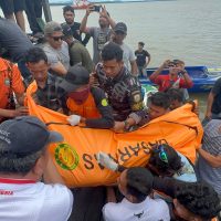 Prajurit Lanal Nunukan Jajaran Koarmada II Evakuasi Korban Kecelakaan Speedboat Cinta Putri di Perairan Nunukan