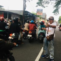 Indahnya Berbagi di Bulan Puasa, LSM GAS Berkolaborasi Dengan JOSS Bagikan Takjil di Jalan Raya Pagerwojo